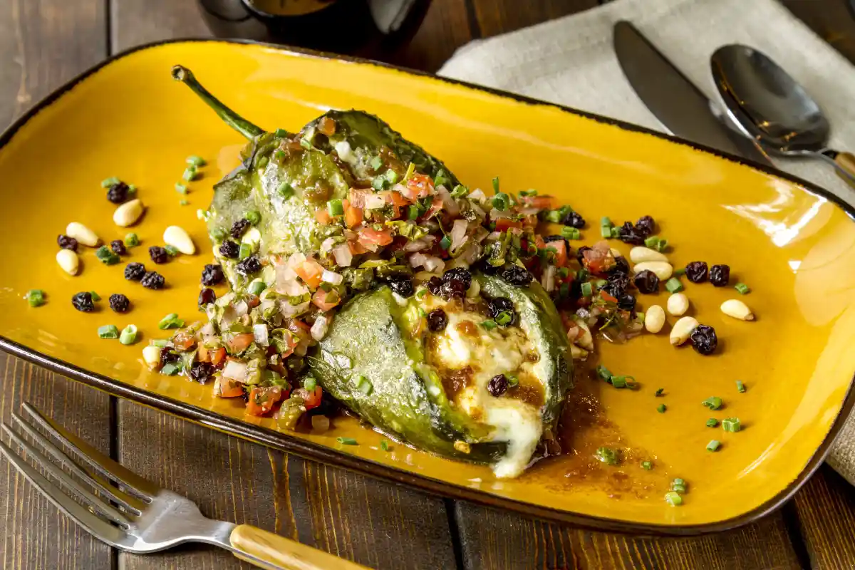chile relleno con queso servido sin capear en un plato de cerámica