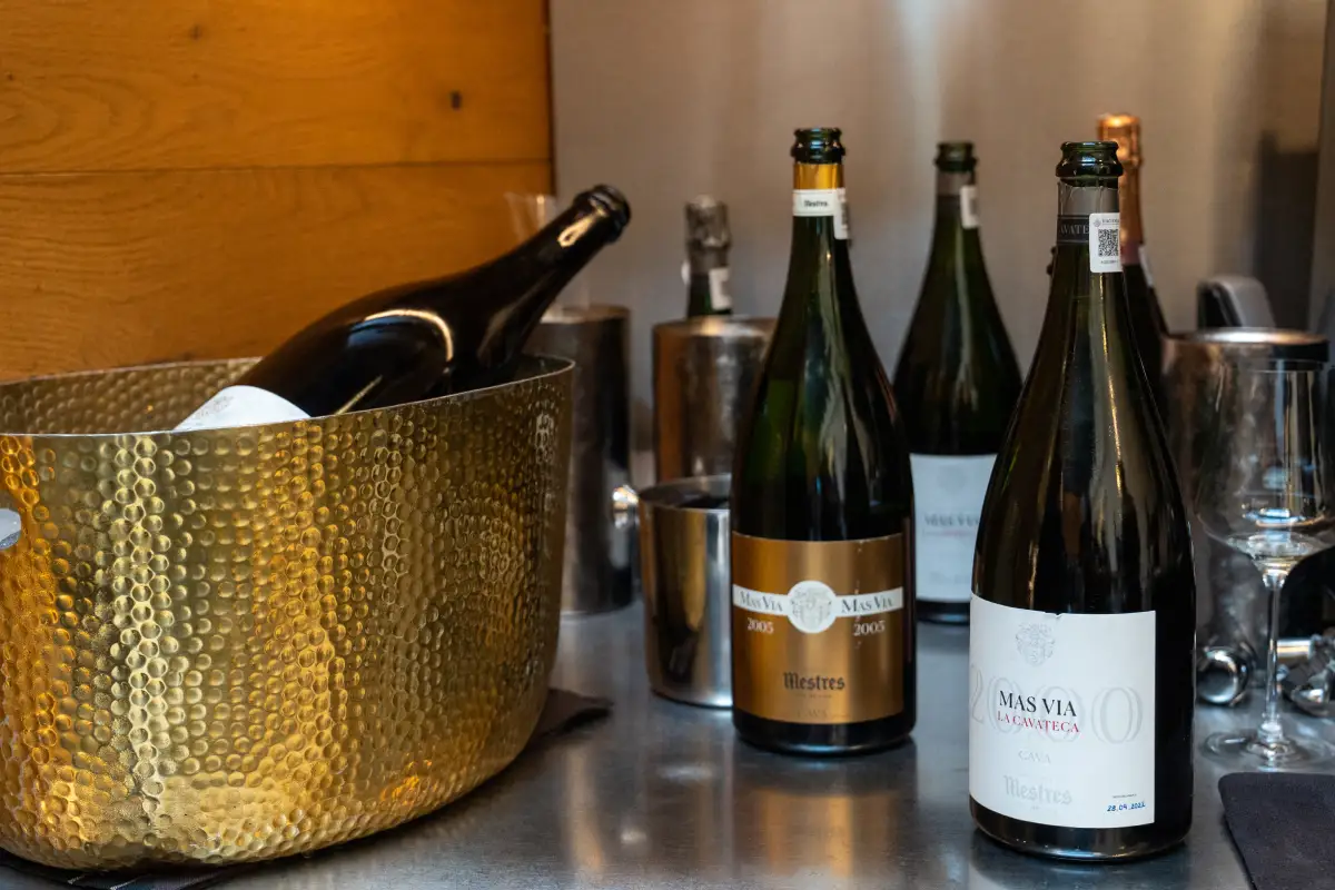 mesa con botellas de vino espumoso