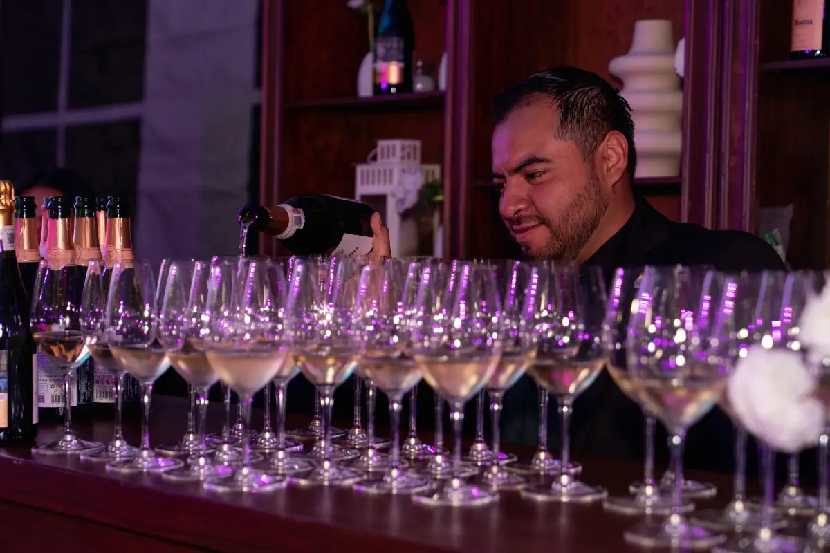 persona sirviendo vino