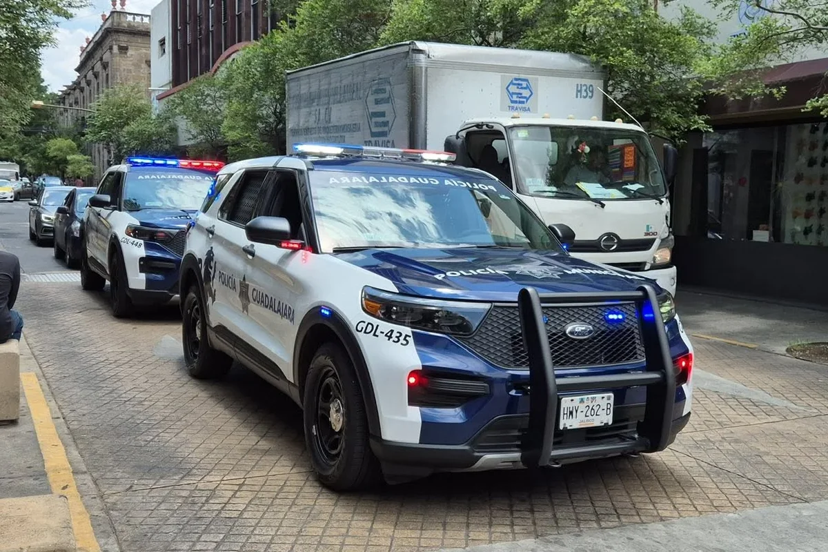 Camionetas de la policía del estado de Gudalajara cicularndo 