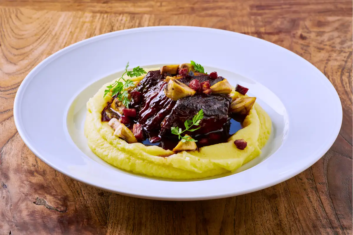 costillas braseadas con polenta