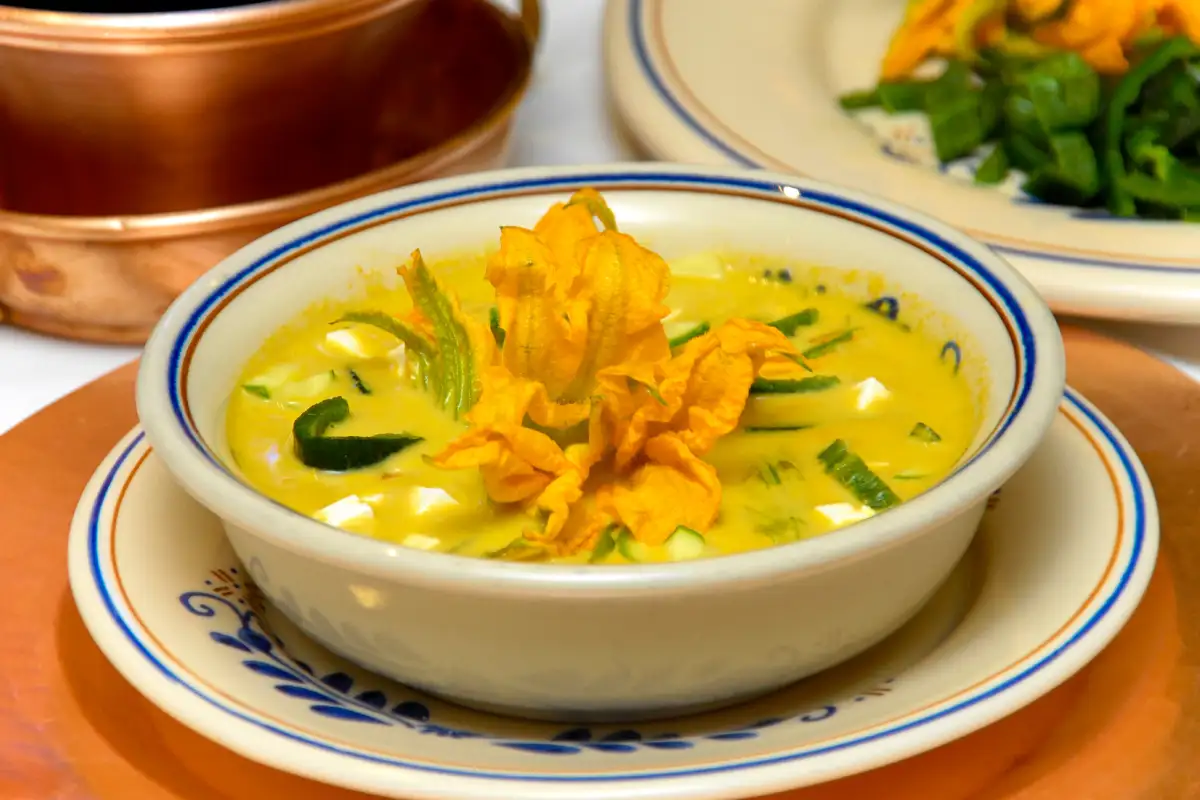 Plato de porcelana con crema de flor de calabaza