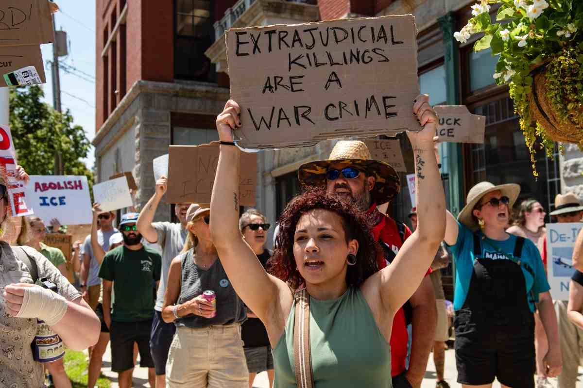 Varados en la frontera, los jóvenes expulsados esperan un fallo judicial para volver a casa.
