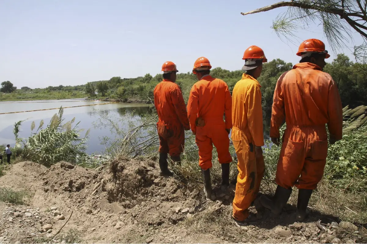 Nuevo derrame de hidrocarburo afecta cuatro playas de Salina Cruz, Oaxaca