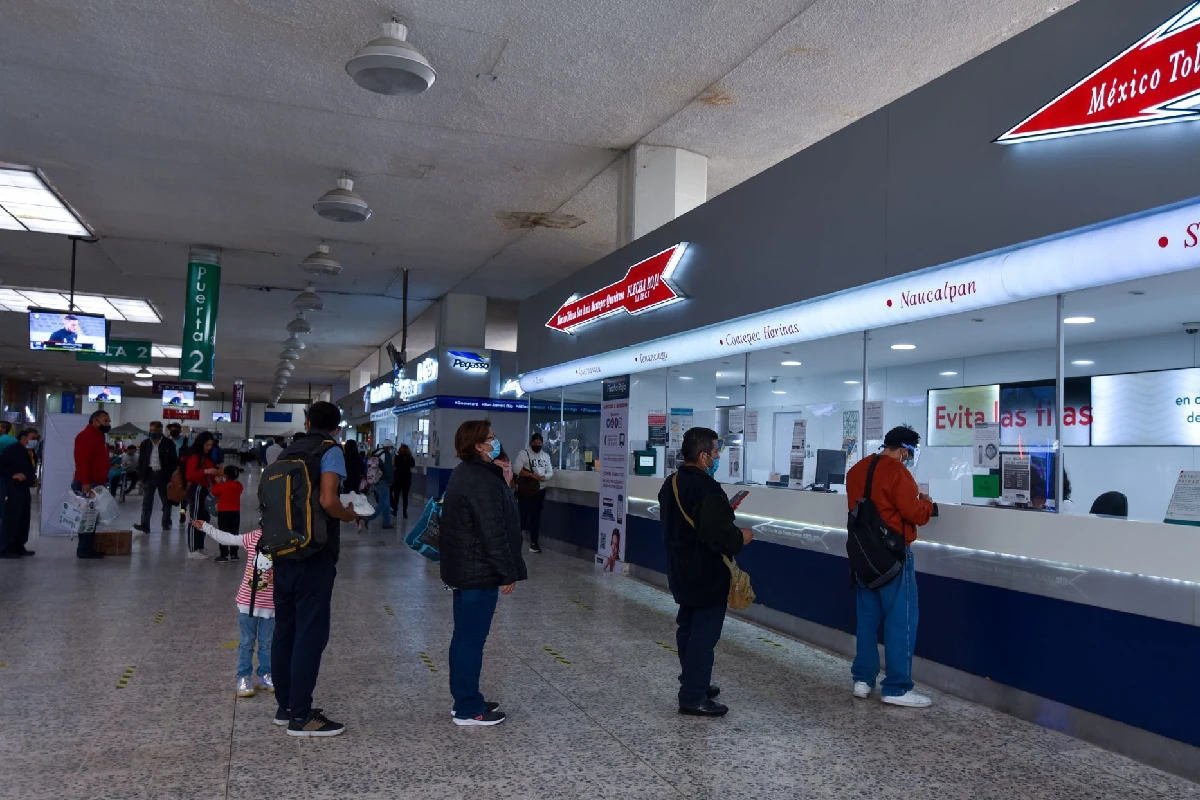 Personas formadas en la taquilla de una empresa de camiones 