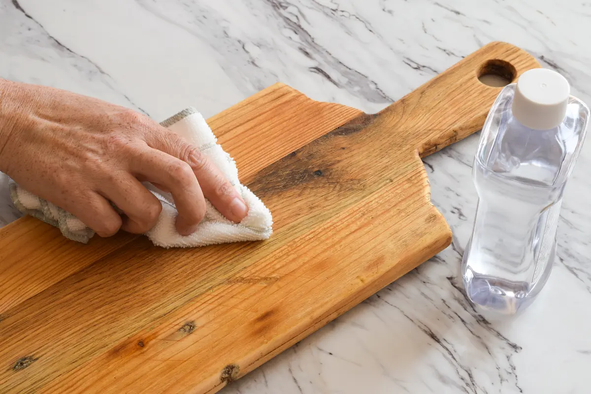 la mejor forma para desinfectar la tabla de madera para cocinar