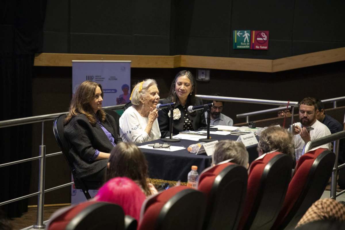 “El periodista tiene que jugársela, tiene que estar dispuesto a dar la vida por lo que ve y lo que siente”, Elena Poniatowska. (Foto: Corriente Alterna / Adriana Kong)