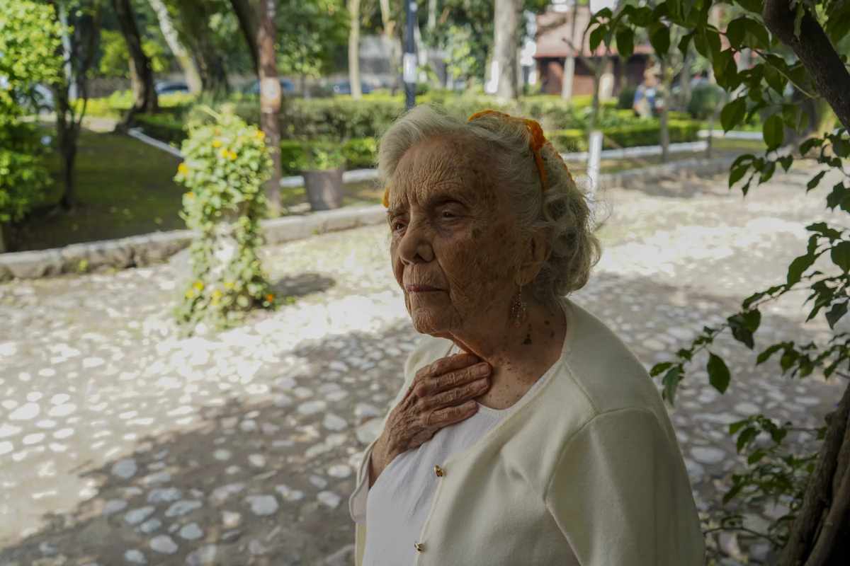 A sus noventa y cuatro años, la mirada de Elena Poniatowska refleja la misma curiosidad con la que desarmó a quienes entrevistaba. (Foto: Corriente Alterna / Julián Peralta)