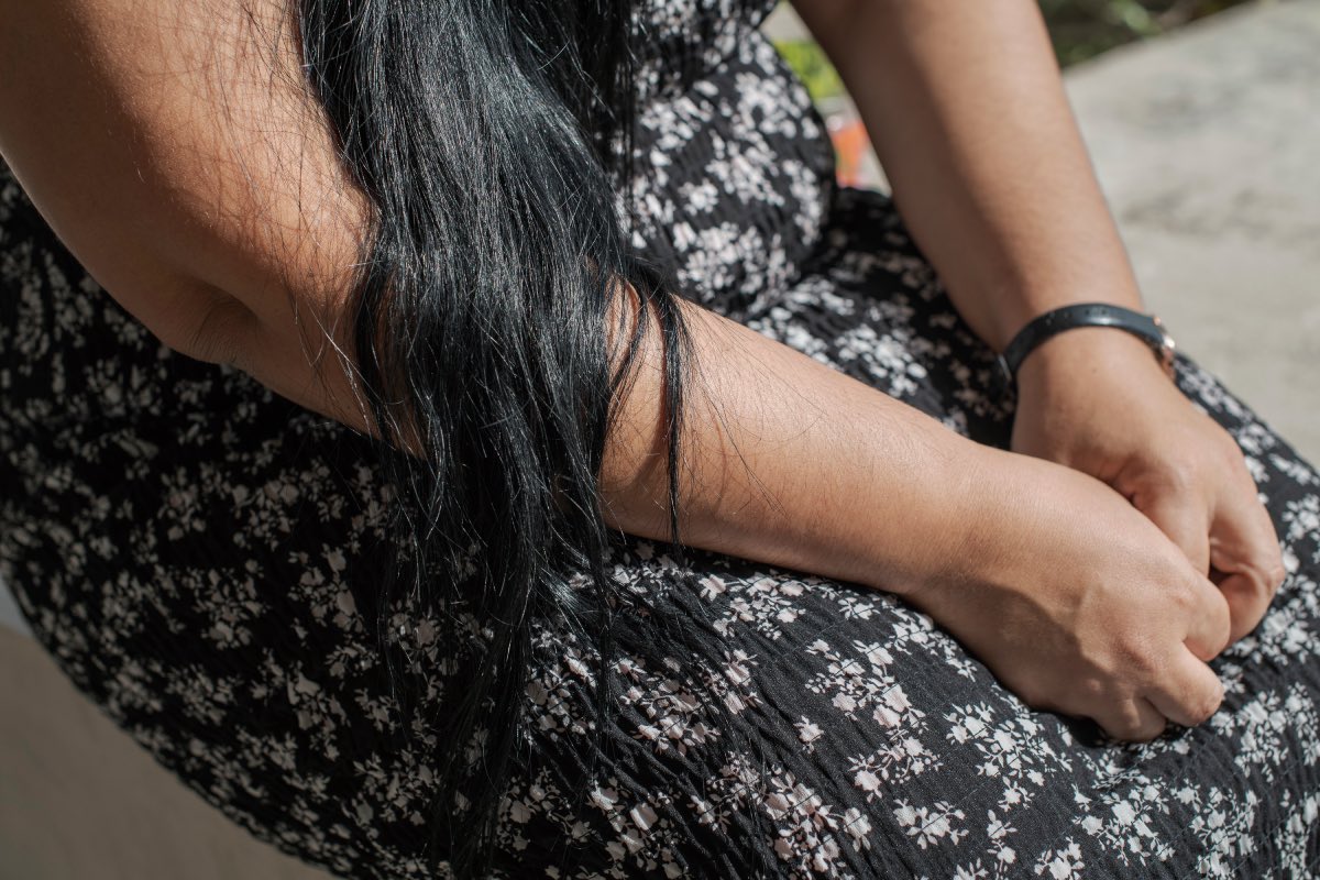Una niña de 13 años con un bebé es una niña cuidando a otro niño, cuando debería estar jugando con muñecas o estudiando