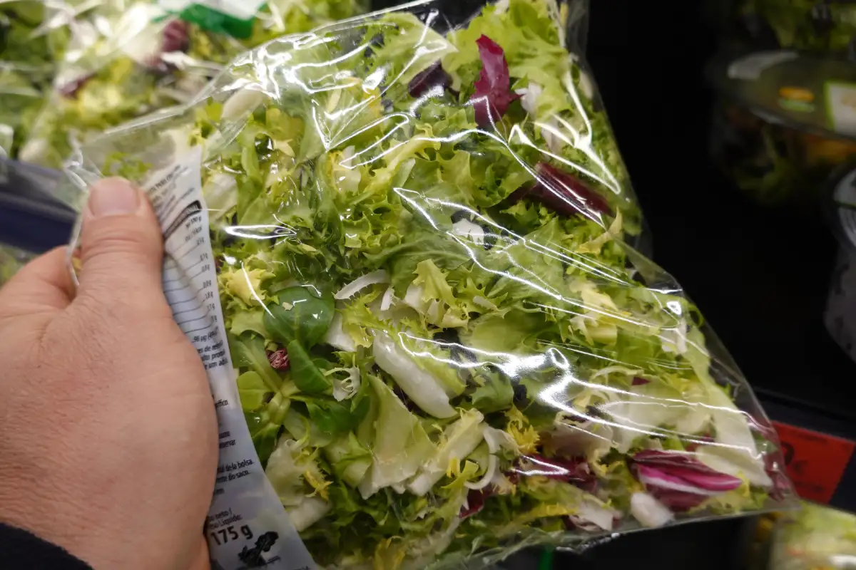 Hombre sujeta una bolsa de ensalada