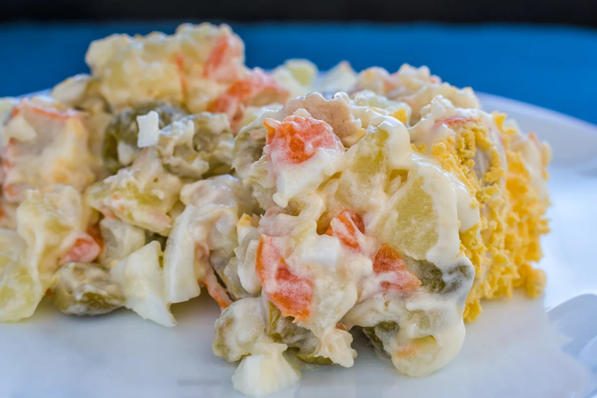 Ensaladilla rusa. Un plato típico español. Los ingredientes principales son la patata cocida y las verduras cortadas en trozos pequeños mezcladas con mayonesa
