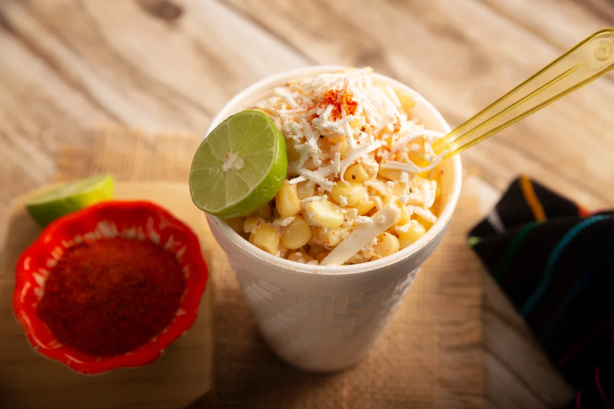 Vaso de unicel con esquites de maiz y medio limón