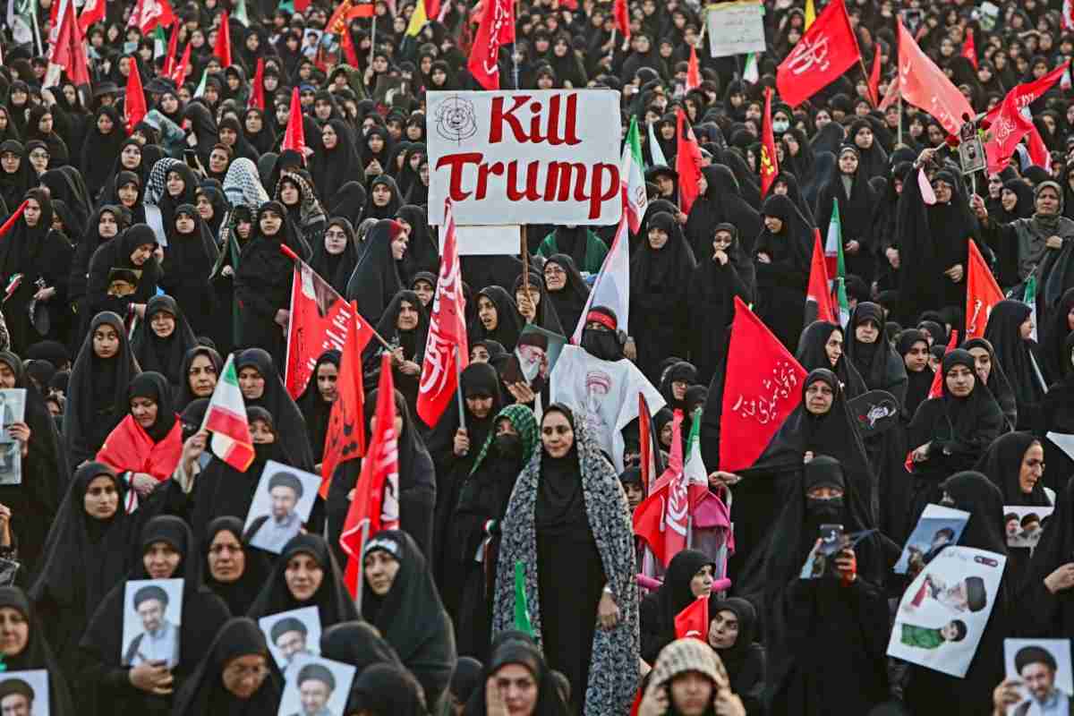 Ciudadanos iraníes salieron a las calles para protestar contra la reciente ofensiva militar de Washington y el restablecimiento de las sanciones económicas a sus exportaciones petroleras.