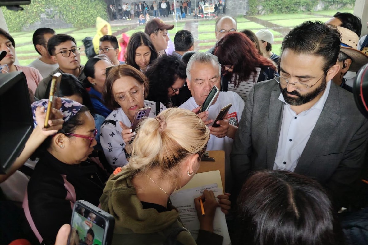 Los estudiantes afectados entregaron un pliego petitorio a representantes de la UNAM