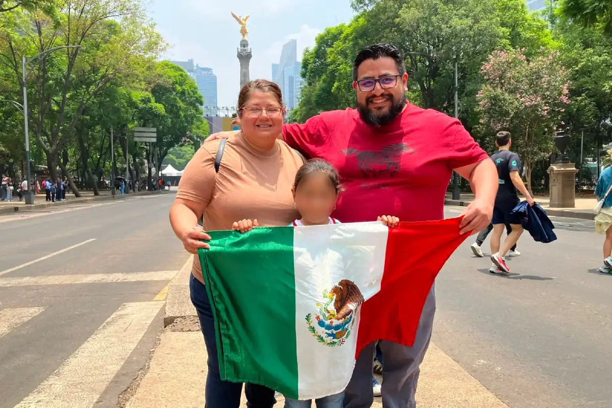 ¿Y si sí?… Familias salen al Ángel un día antes del partido; verán el México-Inglaterra en casa