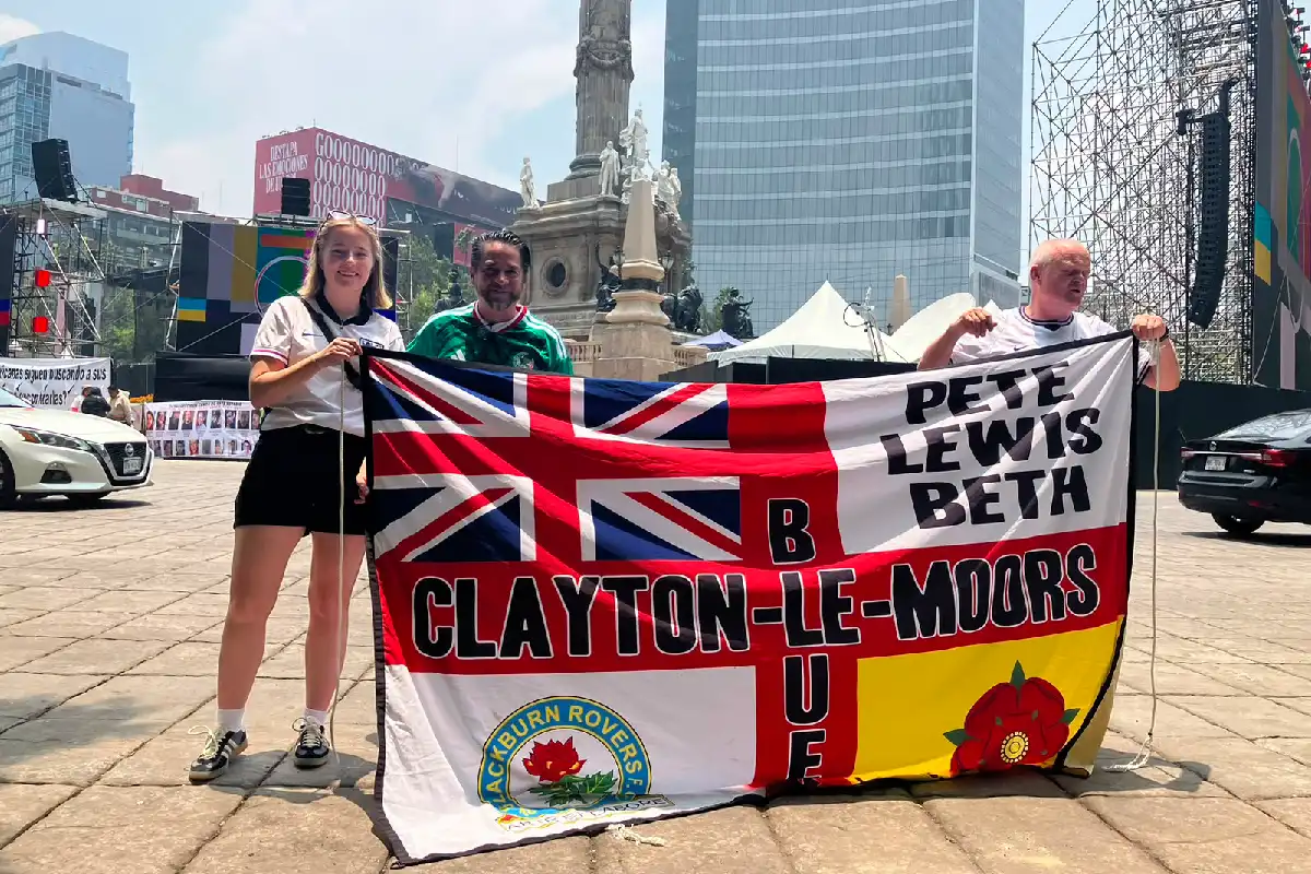 ¿Y si sí?… Familias salen al Ángel un día antes del partido; verán el México-Inglaterra en casa