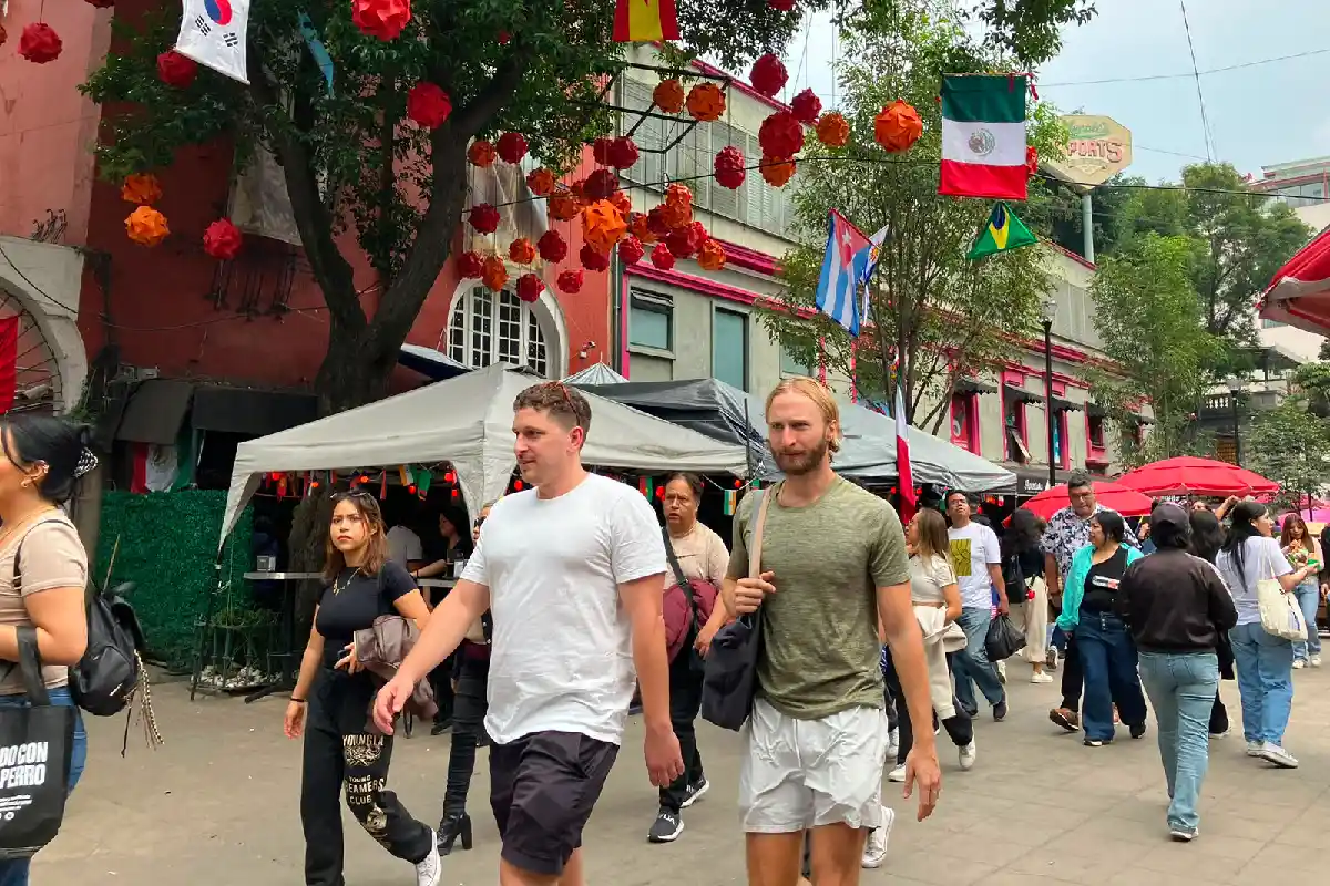 ¿Y si sí?… Familias salen al Ángel un día antes del partido; verán el México-Inglaterra en casa