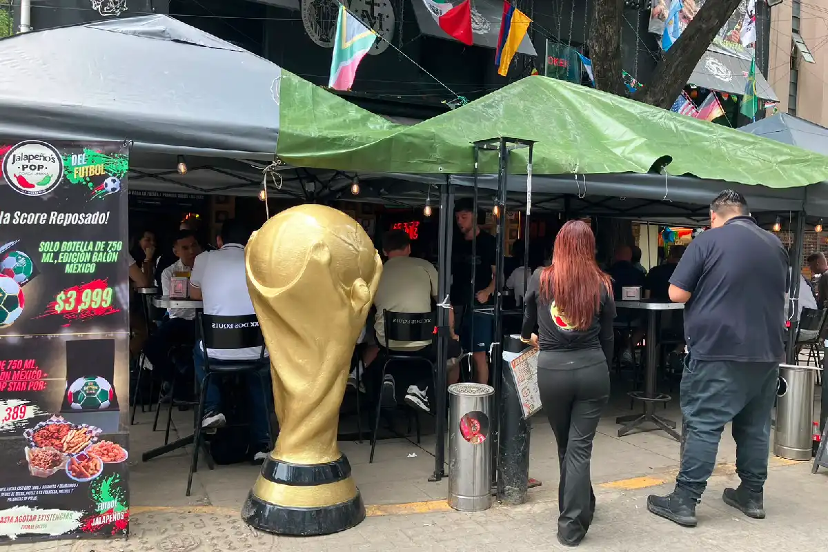 ¿Y si sí?… Familias salen al Ángel un día antes del partido; verán el México-Inglaterra en casa