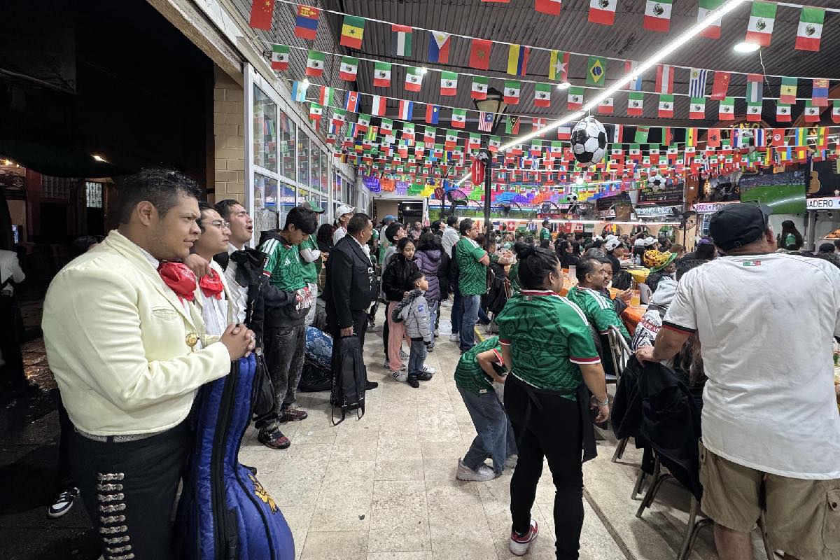 Ante la falta de clientes que los contrataran, los mariachis disfrutaron del juego