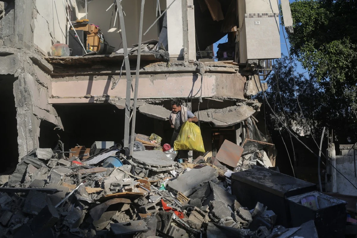 El acuerdo establece la retirada gradual de las fuerzas israelíes, que mantienen el control de más del 60 por ciento del territorio palestino.