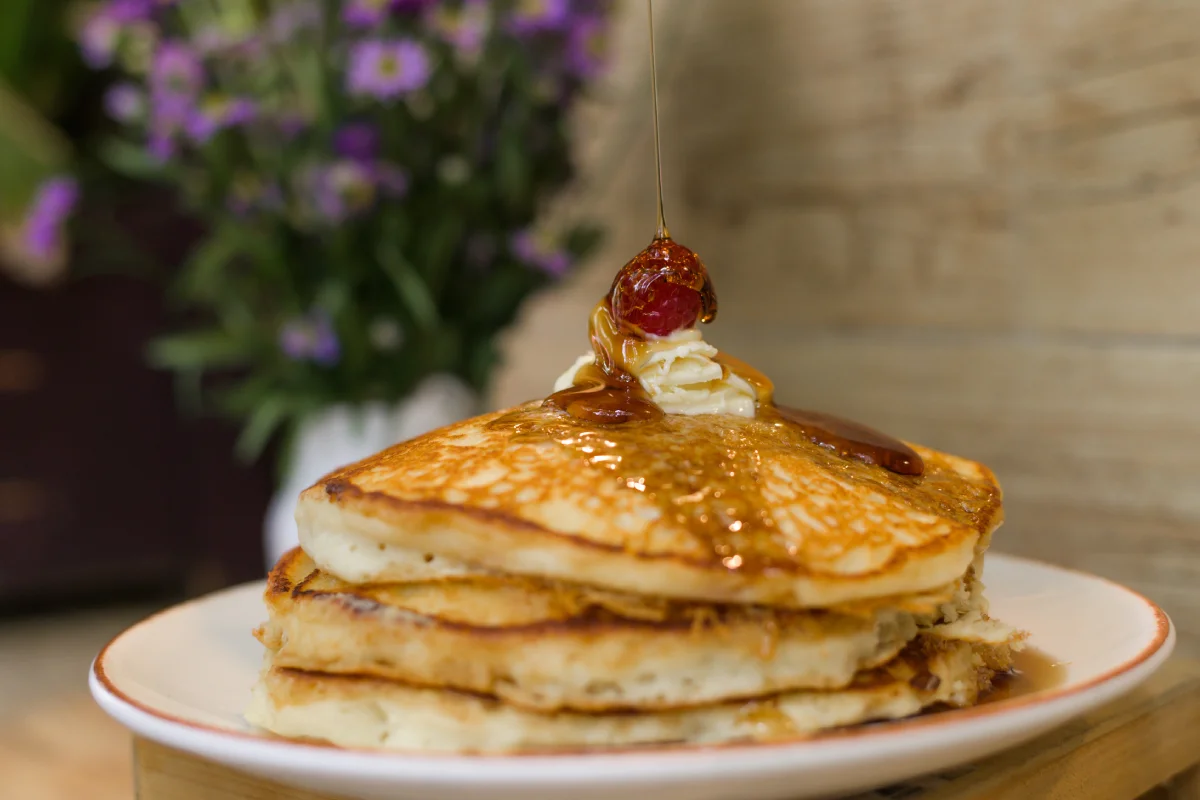 Un par de hotcakes bañados en miel