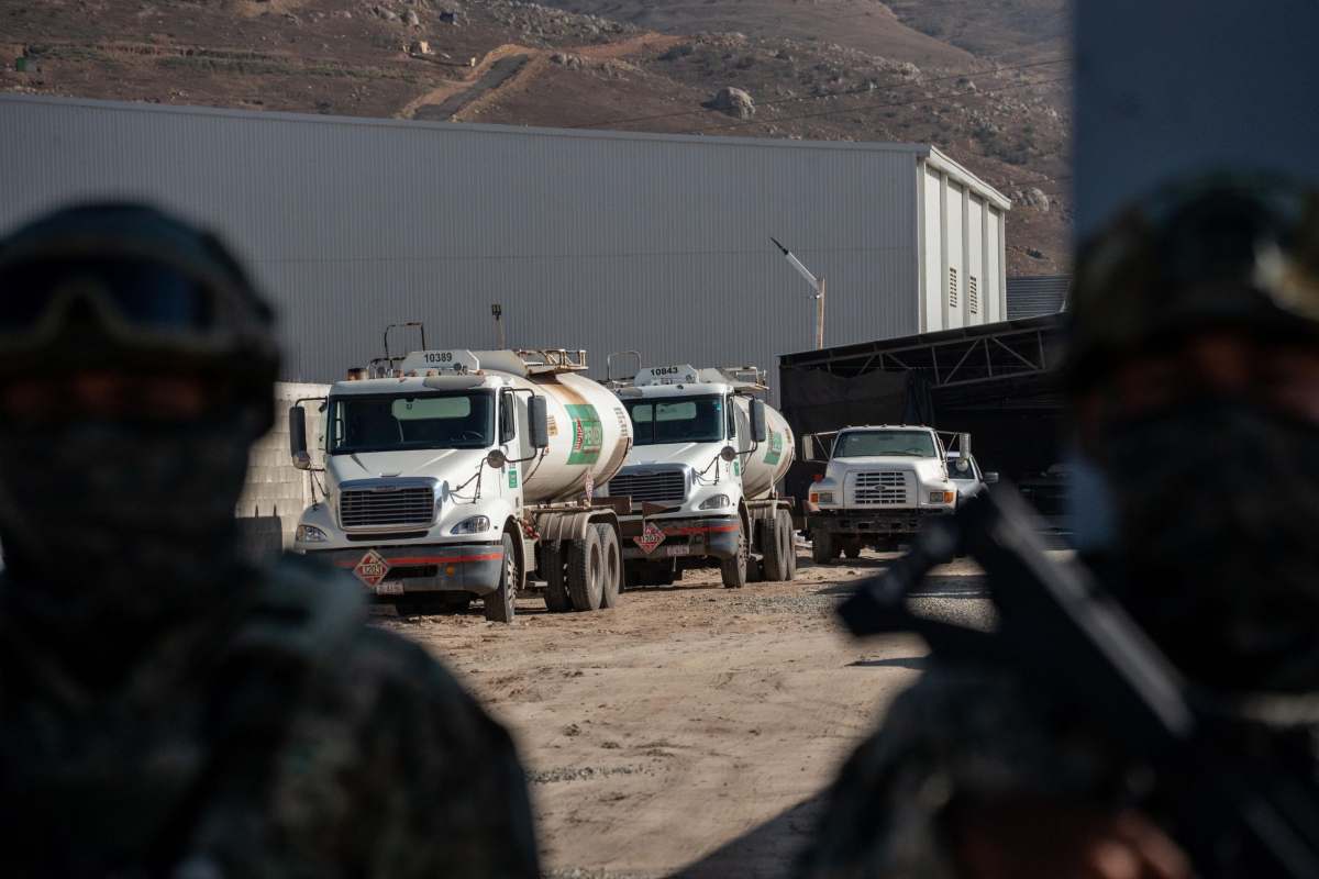 Autoridades mexicanas realizan decomiso de hidrocarburos.