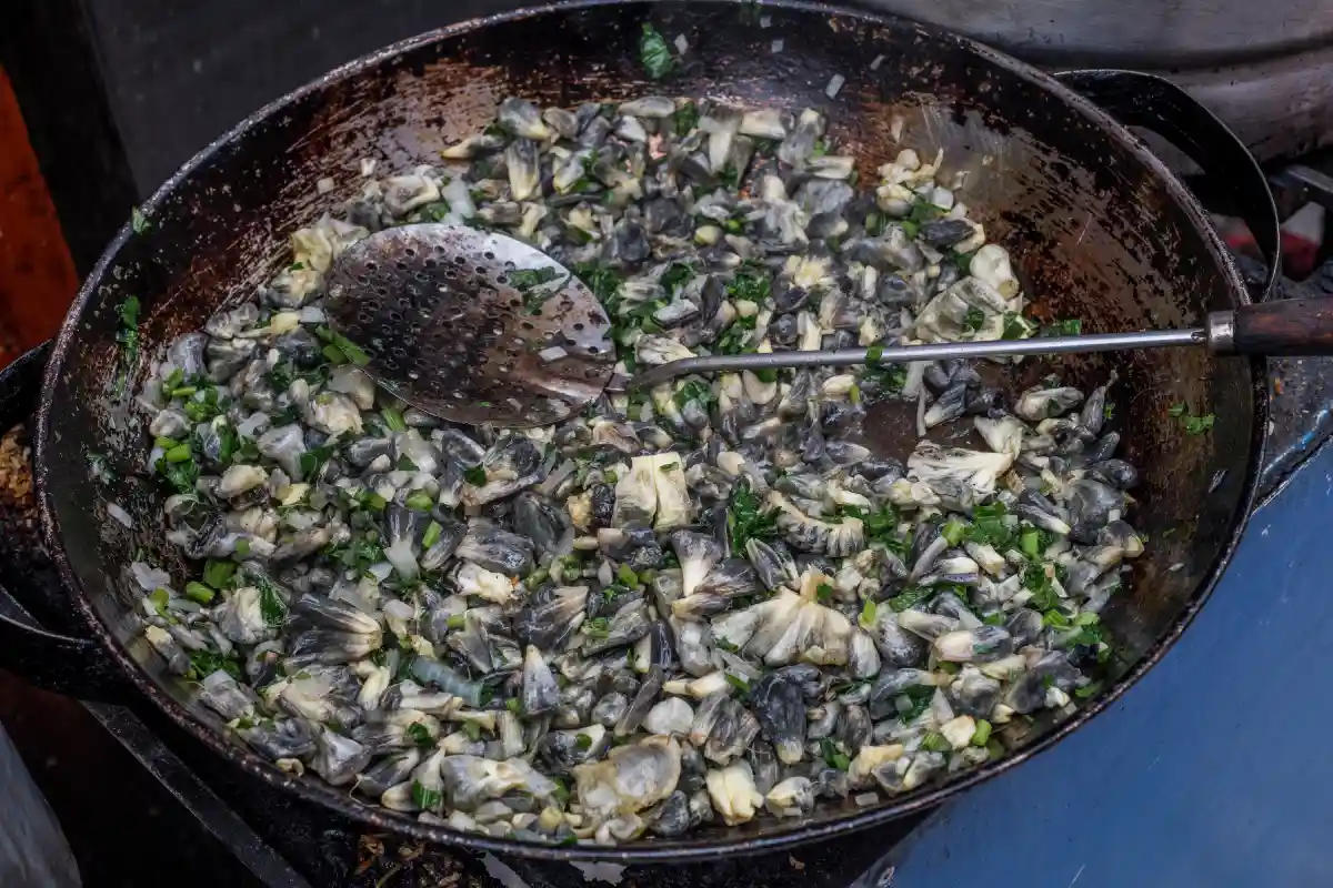Cazuela con huitlacoche con epazote