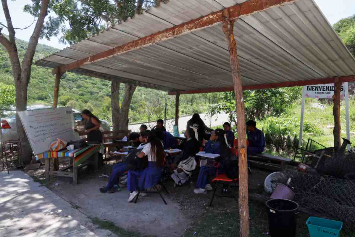 A pesar de ganar un amparo judicial hace casi un año, la comunidad denuncia que el gobierno estatal y el IGIFE mantienen estancada la construcción del nuevo plantel. (Foto: Tlachinollan)