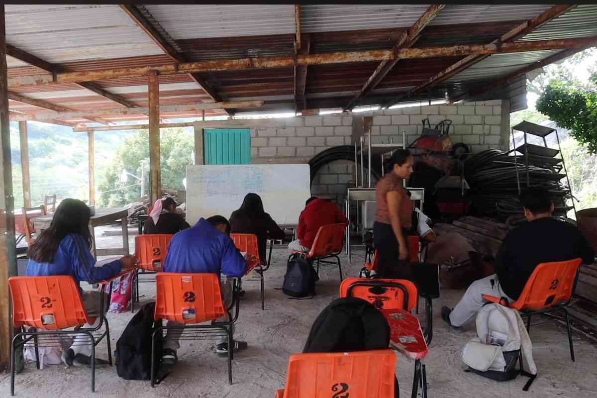 Familiares de los alumnos lanzaron un ultimátum a las autoridades y advirtieron con realizar bloqueos si no se reanudan las obras de su secundaria en los próximos 15 días. (Foto: Tlachinollan)