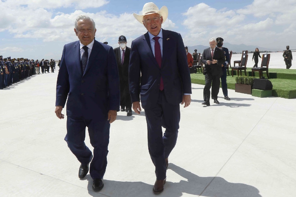 Andrés Manuel López Obrador, expresidente de México, y Ken Salazar, embajador de EU, durante la inauguración de la Feria Aeroespacial México 2021 en la Base Aérea Militar N.º 1