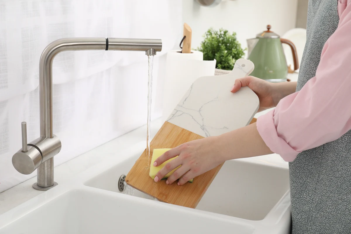 así es como se lava la tabla de madera con agua y jabón 