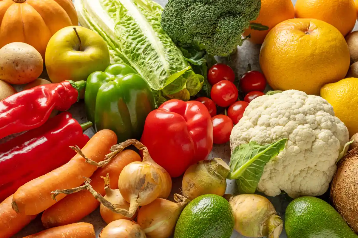 Fondo de varias verduras y frutas crudas frescas