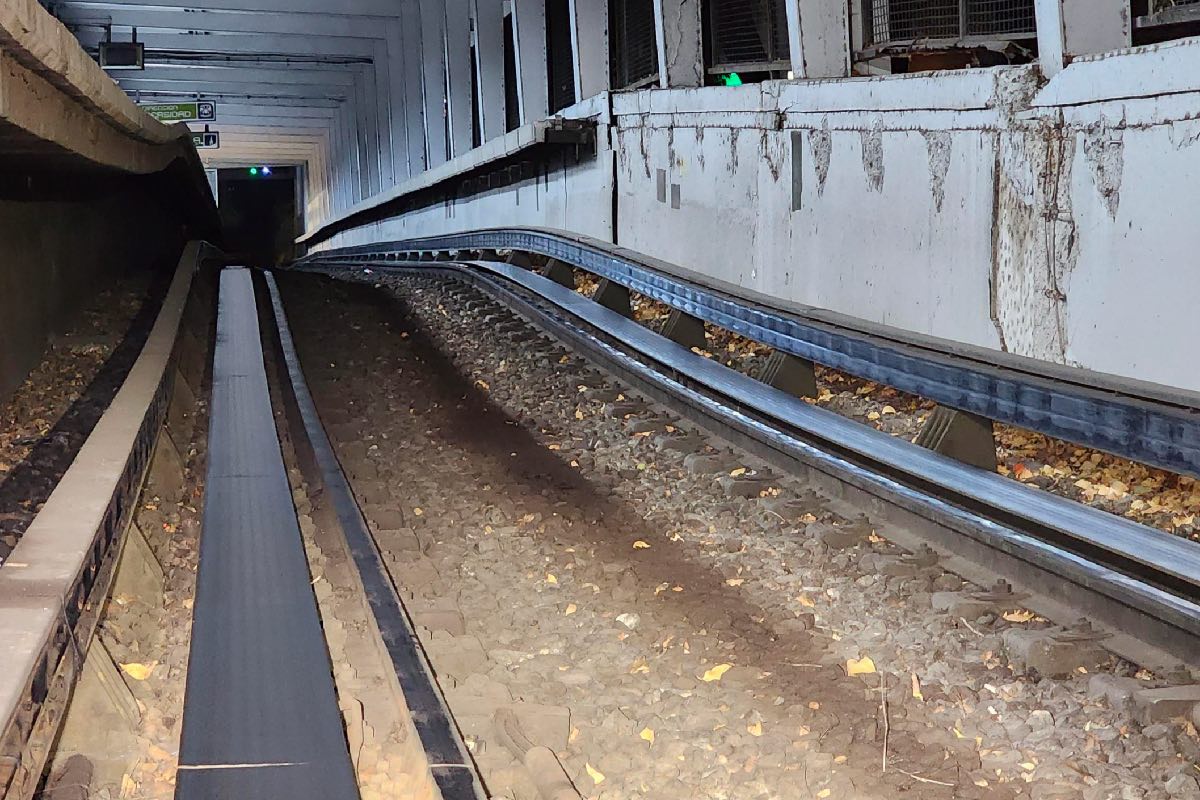 Deterioro en el cajón de vías debido a falla geológica