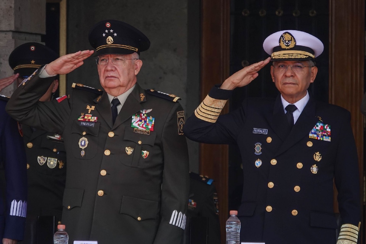 Ricardo Treviño, titular de la Secretaria de Defensa Nacional y Raymundo Morales titular de la Secretaria de de Marina Nacional