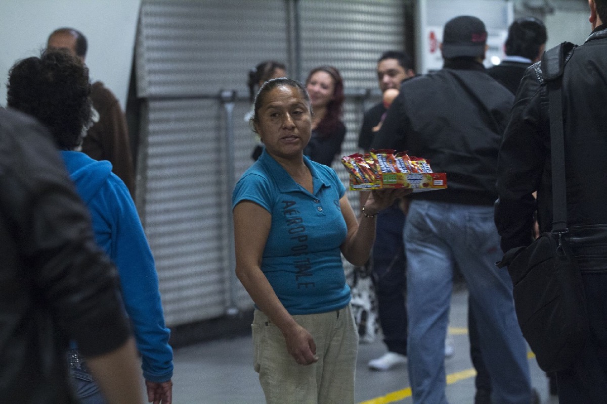 En el Metro CDMX la liberación de pasillos y andenes de comercio informal no se detendrá