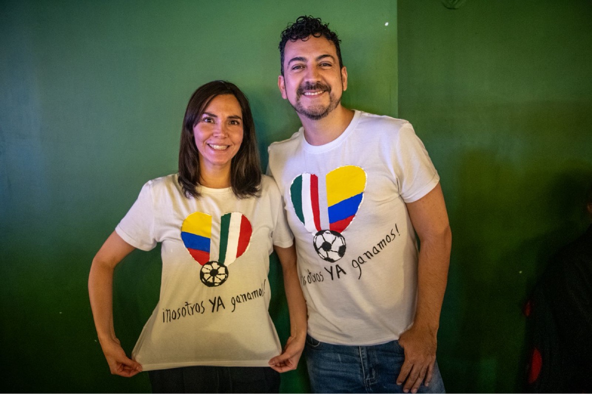 Alejandra, mexicana, y Fernando, ecuatoriano, pintaron sus playeras con un corazón dividido