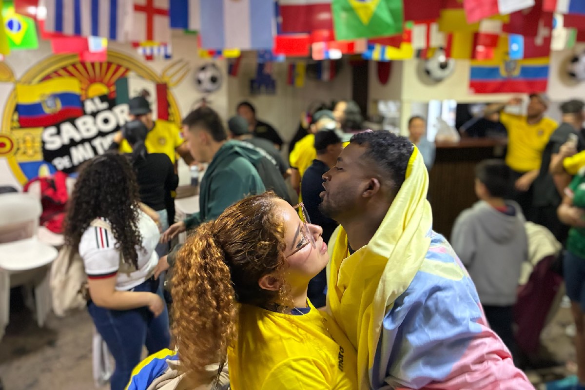 Tras el silbatazo final, vino la fiesta entre mexicanos y ecuatorianos.