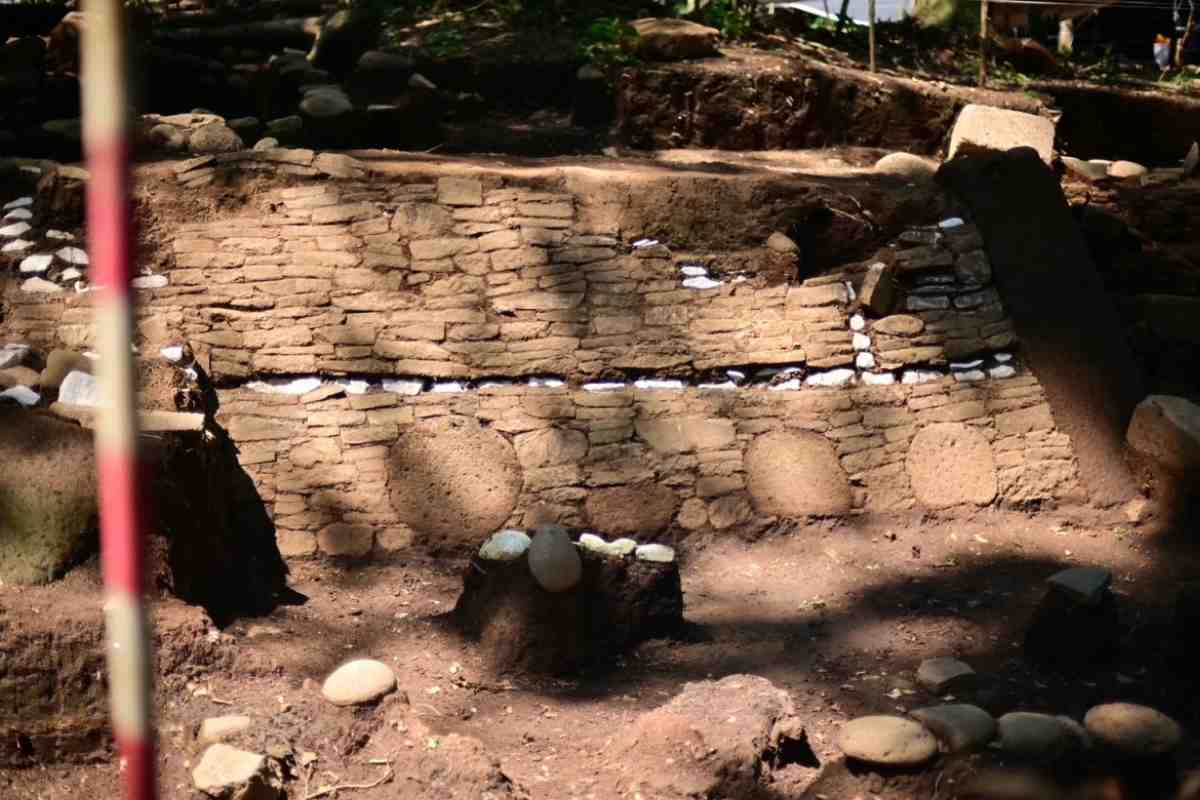 En el sitio de Campo Viejo, ubicado en Coatepec, arqueólogos del INAH hallaron una plataforma de piedra caliza del periodo Clásico Temprano con características arquitectónicas nunca antes vistas en el oriente del país.