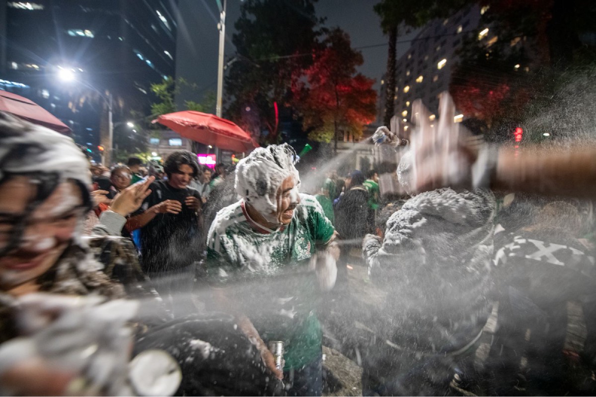 Aficionados celebran en la Ciudad de México el triunfo de la selección