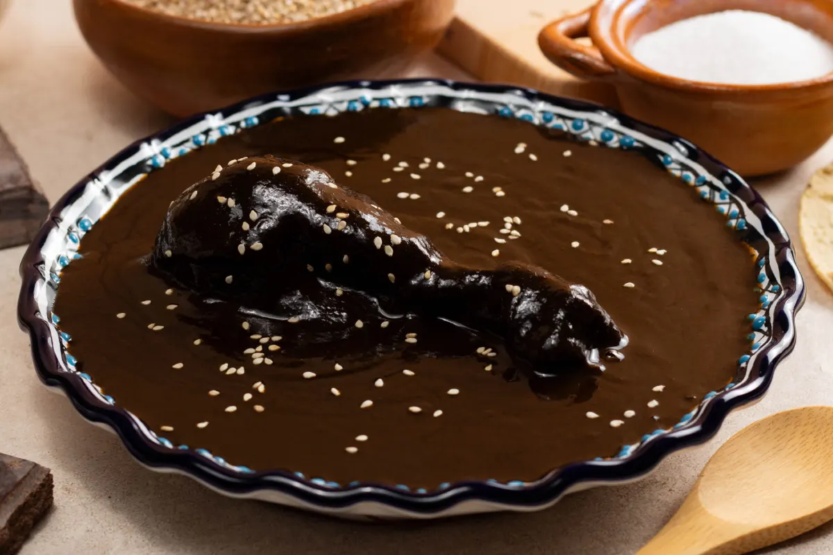 Plato de talavera con mole negro y ajonjoli
