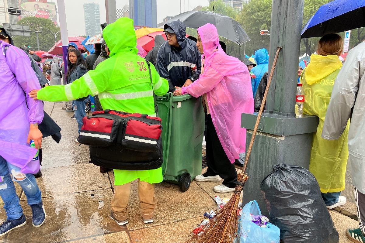 Aun bajo la lluvia, los trabajadores de limpia estuvieron pendientes de la recolección de residuos