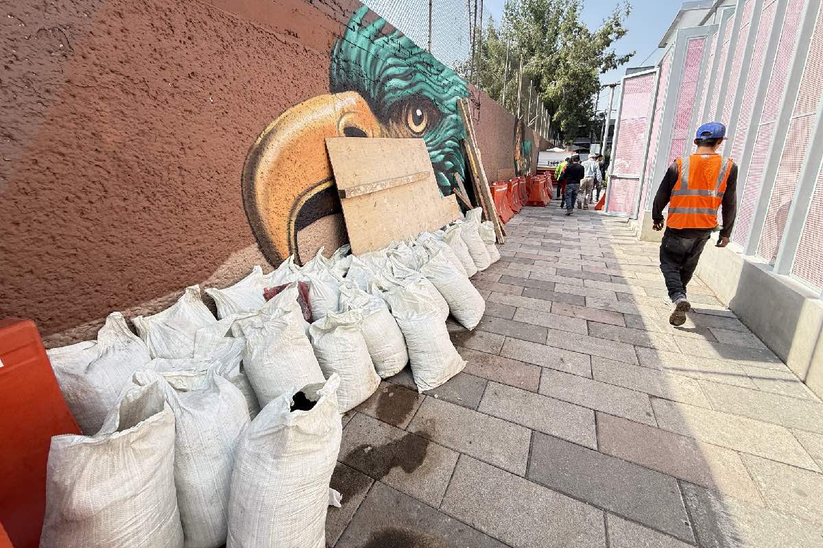 Los equipos de trabajadores mantienen material de construcción en las obras que ya debieron estar terminadas