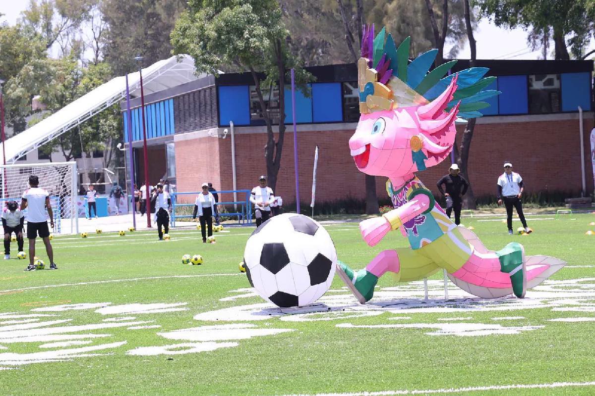 Balones, ajolotes, y réplicas de la Copa del Mundo, una válvula de escape