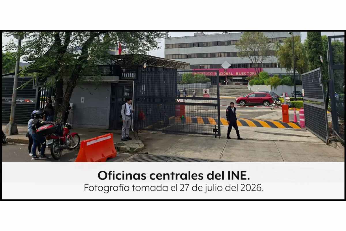 Circula en redes sociales la imagen de una oficina del INE con puertas de alta seguridad y guardias armados en la entrada, pero es una imagen generada con IA. 