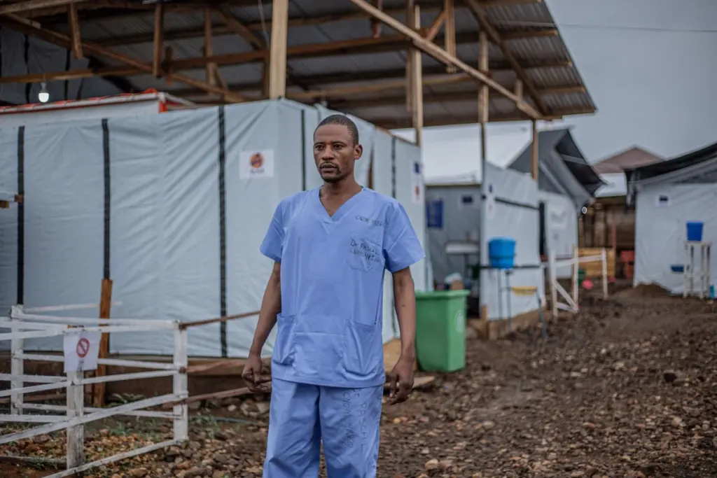 Dr. Pascal Baoya, médico del Centro de Tratamiento del Ébola (ETC) de Rwampara, con uniforme quirúrgico azul 
