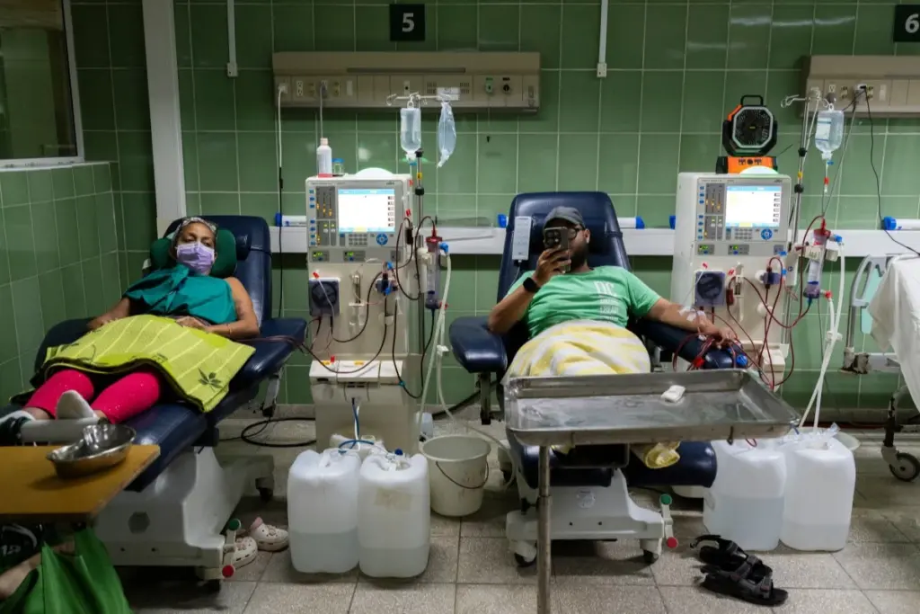 Con las toneladas de equipo obsoleto, deja a muchos pacientes a la espera de cirugías que nunca llegan.