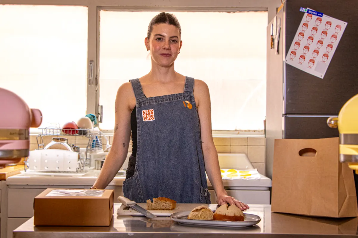 Mujer sonríe al interior de una cocina