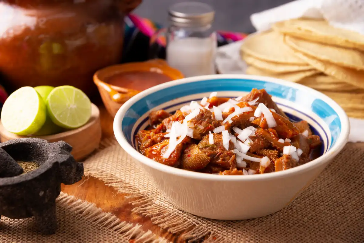 Plato tradicional mexicano donde se sirvió pancita de res acompañado de limón y tortillas