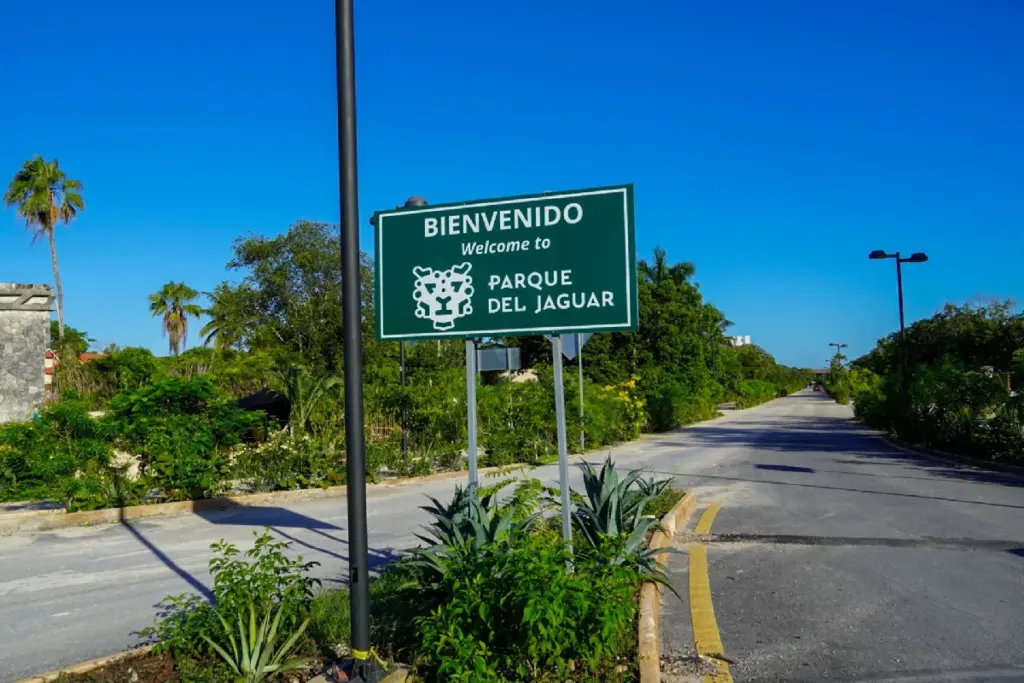 Carretera con un letrero que señala la entrada al parque del jaguar