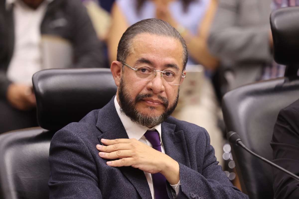 Hugo Éric Flores, diputado federal de Morena, tomó protesta como representante suplente del partido PAZ.